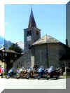L'�glise bien entoue�e