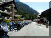 Alignement des motos dans le village